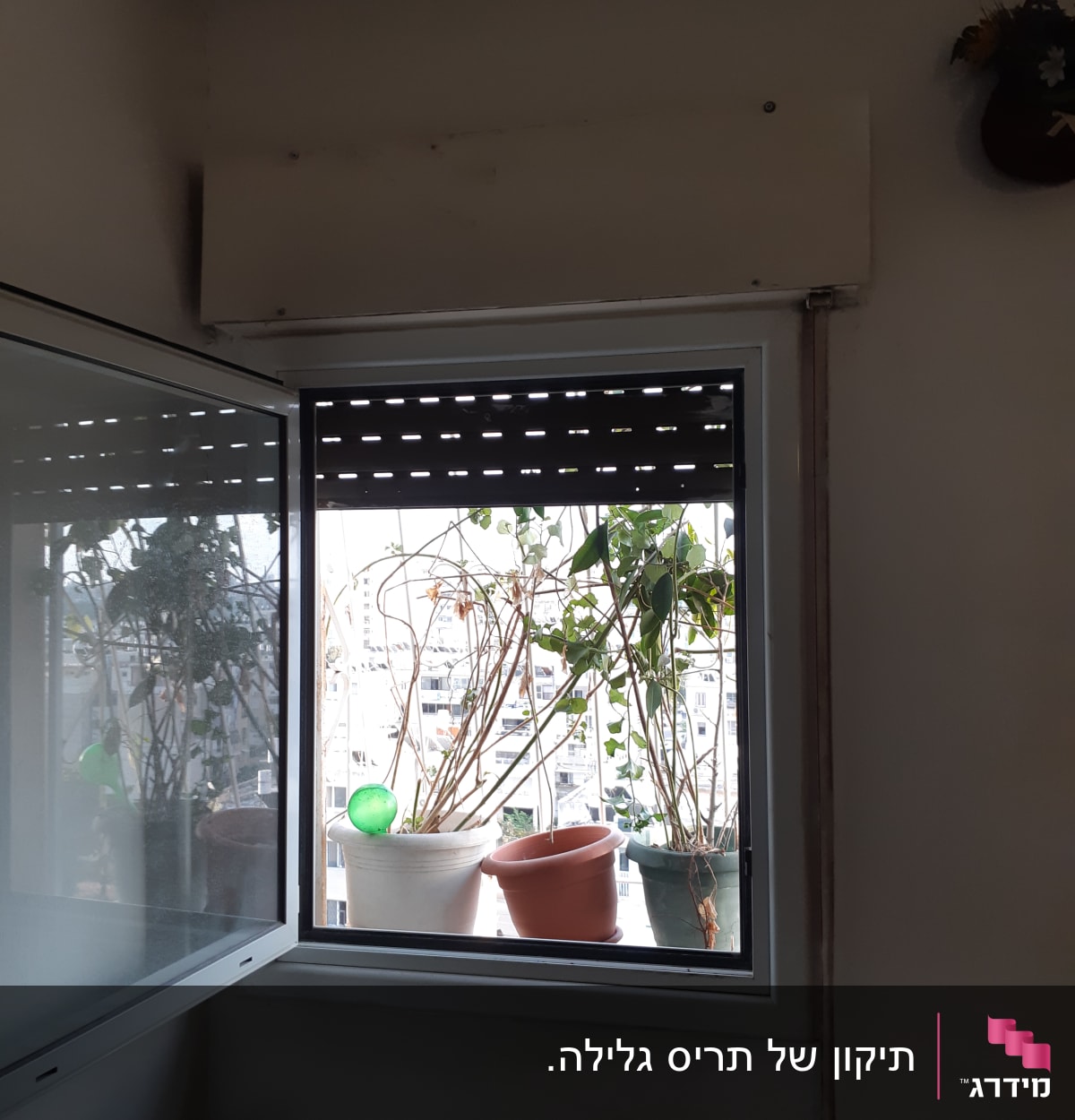 תריסים פתוחים למחצה בחלון פנימי